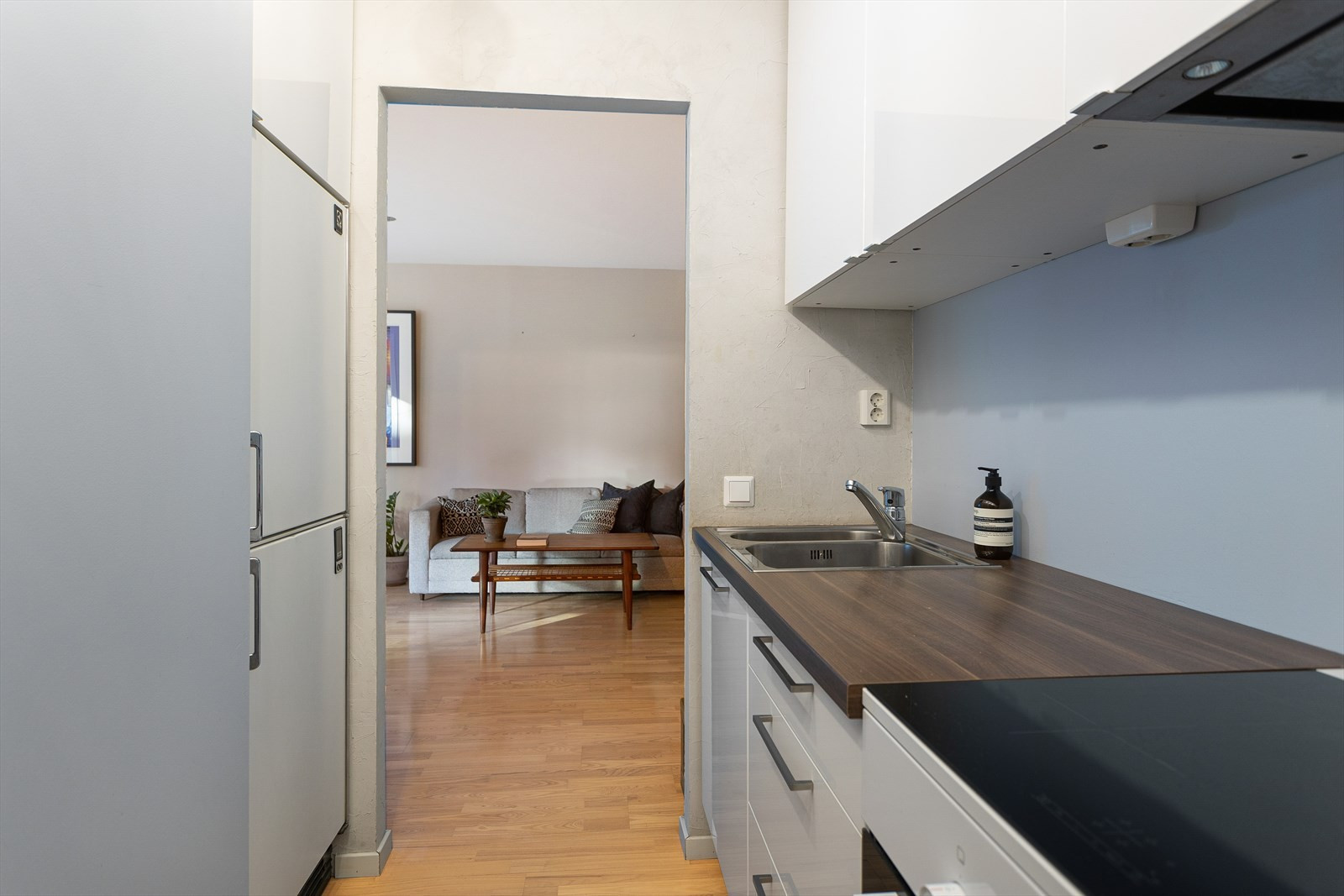 Tidløst, separat kjøkken med god lagringsplass.